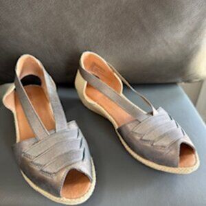 Kenneth Cole Gentle Souls 8M Pewter